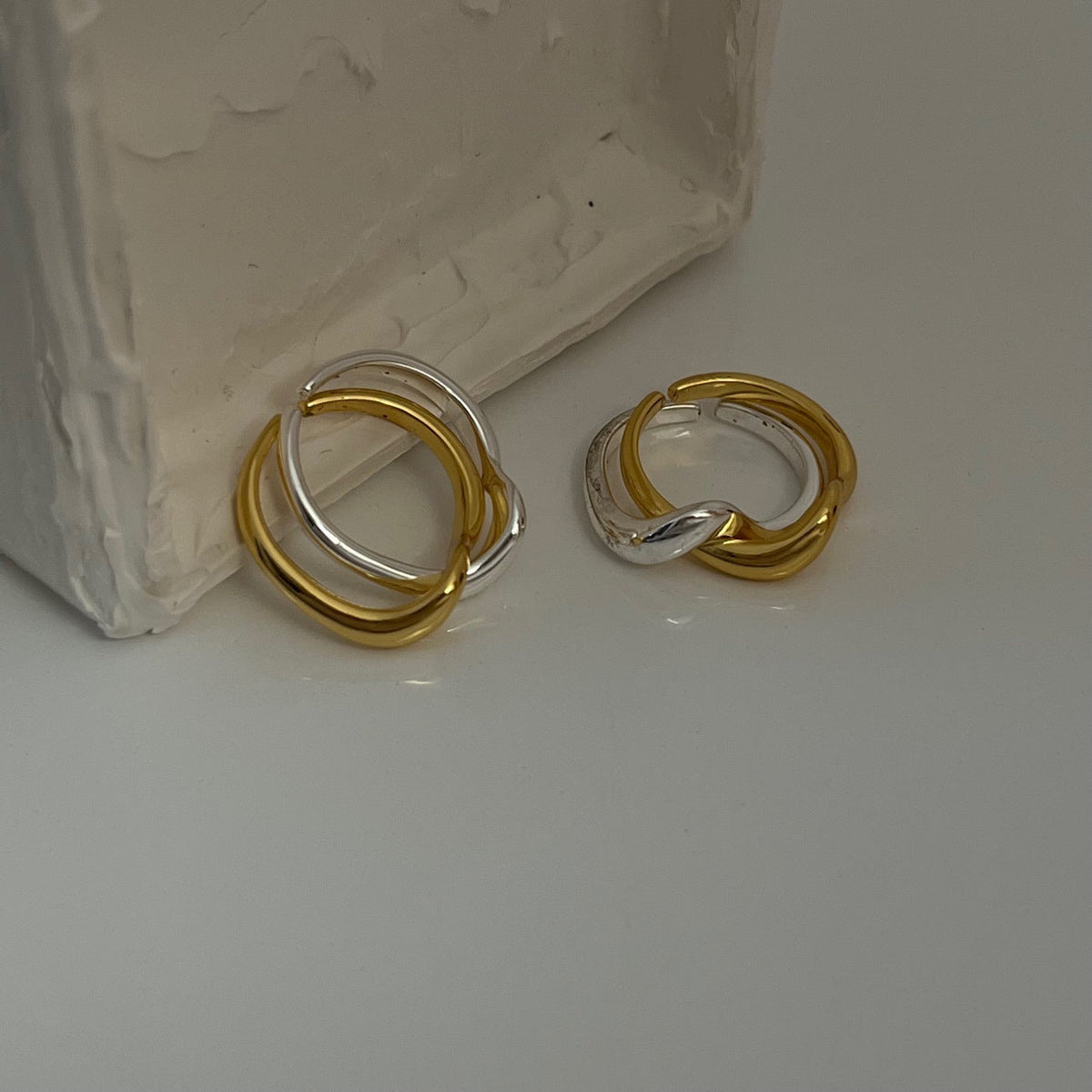Knotted rings