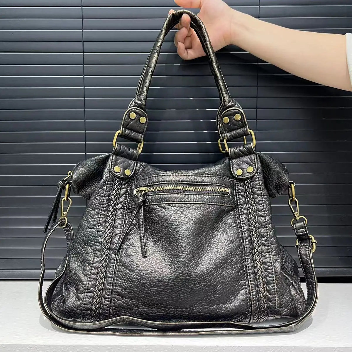 black handbag for school with an exterior zipper pocket | BOLOGNA