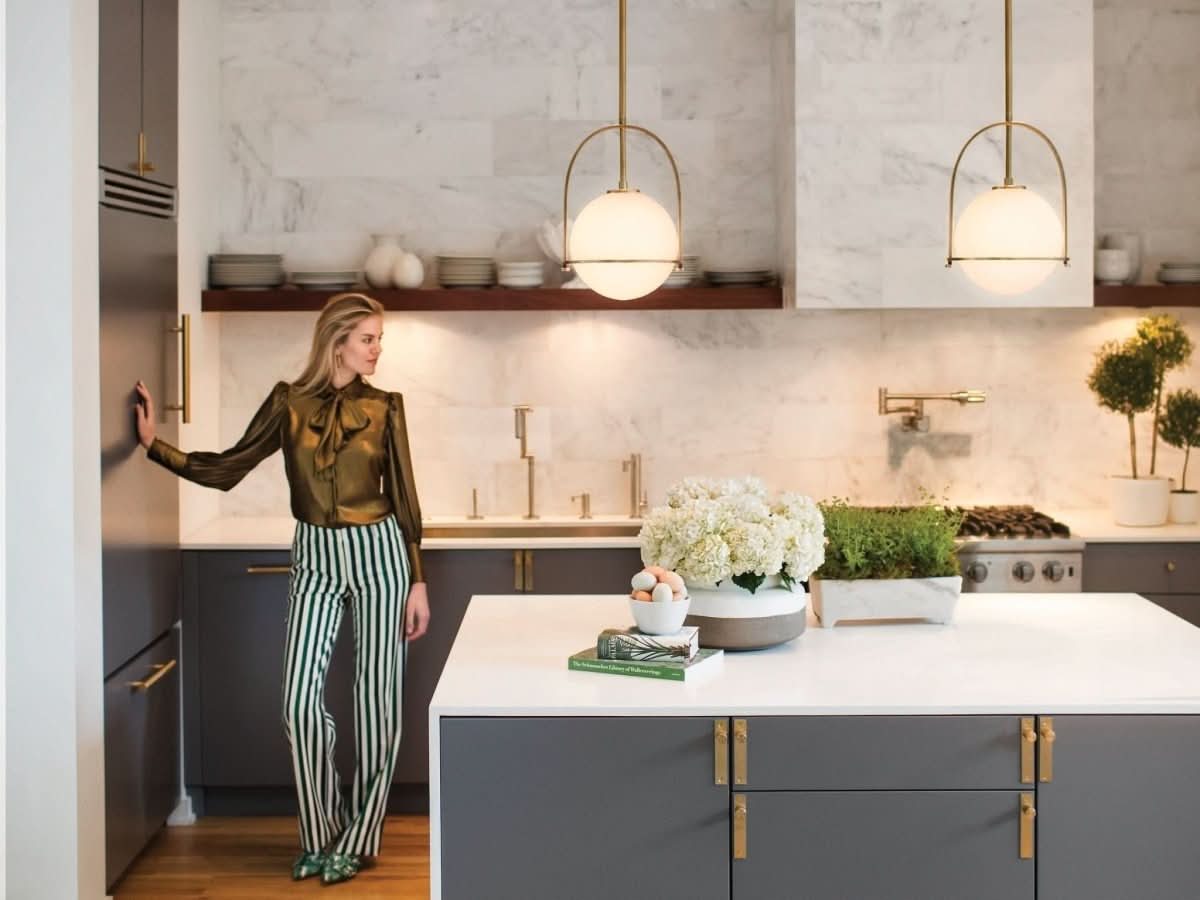 BRILLERA – Adjustable Pendant Light with Sleek Opal Glass Finish
